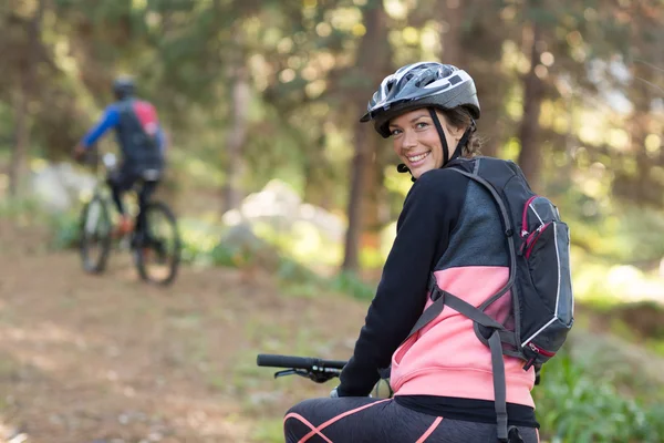 Feminino motociclista com bicicleta de montanha no campo — Fotografia de Stock