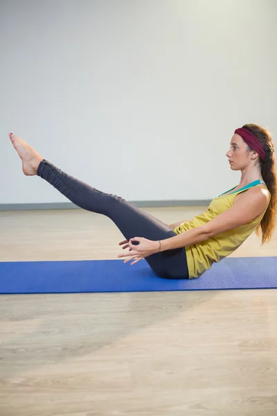 Frau macht Navasana Yoga Pose — Stockfoto