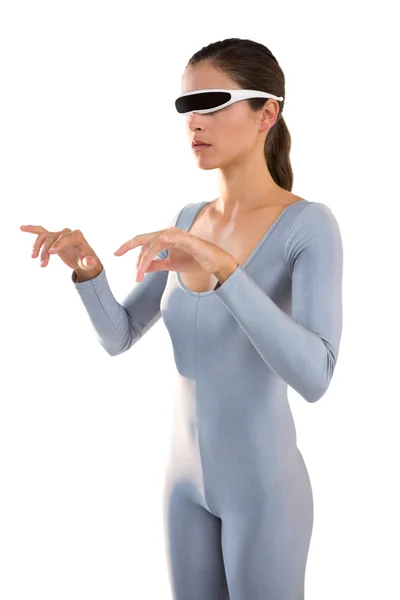 Mujer en traje de ejercicio usando gafas de vídeo virtuales —  Fotos de Stock