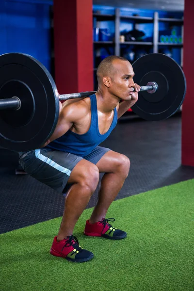 Determined young man weightlifting — Stock Photo, Image