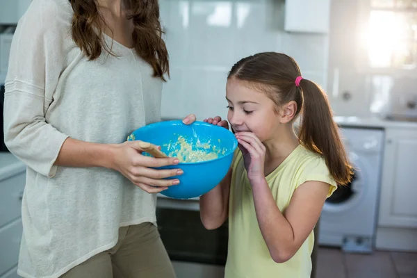 Mother and daughter with bowl of breakfast — Stock Photo, Image