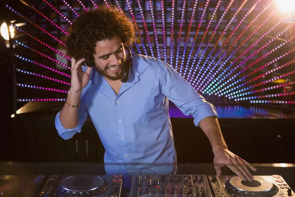Masculino DJ tocando música — Fotografia de Stock