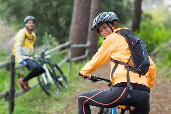 Ciclista con bicicleta de montaña en el campo — Foto de Stock