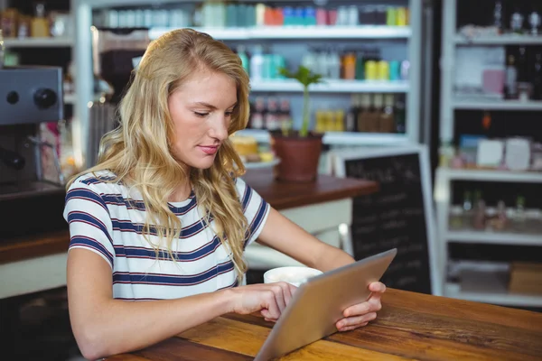 Mujer sentada en la cafetería usando tableta — Foto de Stock