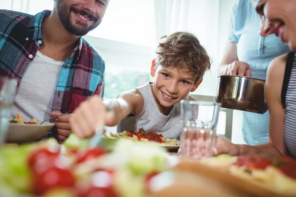 Garçon manger avec ses parents — Photo