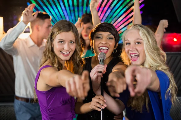 Amigas cantando juntos — Foto de Stock