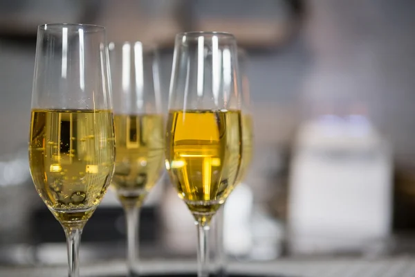 Trzy szklanki szampana na licznik bar — Zdjęcie stockowe