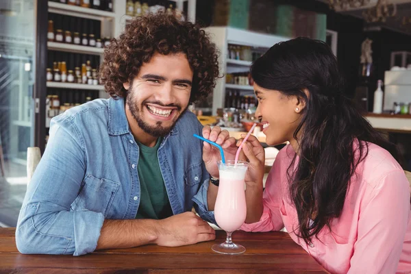 Feliz casal beber milkshake — Fotografia de Stock