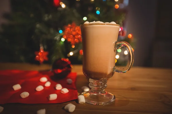 Secangkir kopi dengan marshmallow di atas meja kayu — Stok Foto