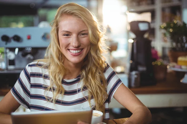 Mujer sentada en la cafetería usando tableta — Foto de Stock