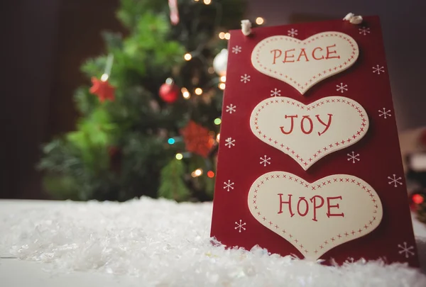 Рождественская этикетка с массажем мира, радости и надежды — стоковое фото
