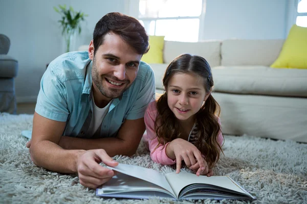 Far och dotter läsa bok — Stockfoto