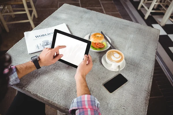 Handen van de mens met behulp van digitale tablet — Stockfoto