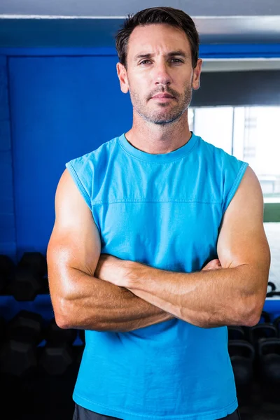 Atleta grave com braços cruzados — Fotografia de Stock