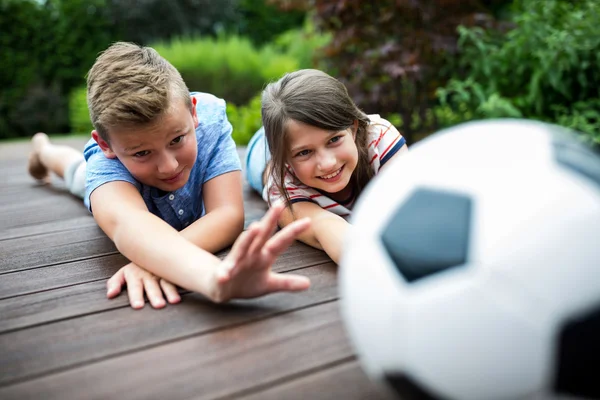 Dzieci gry z piłki nożnej na molo — Zdjęcie stockowe