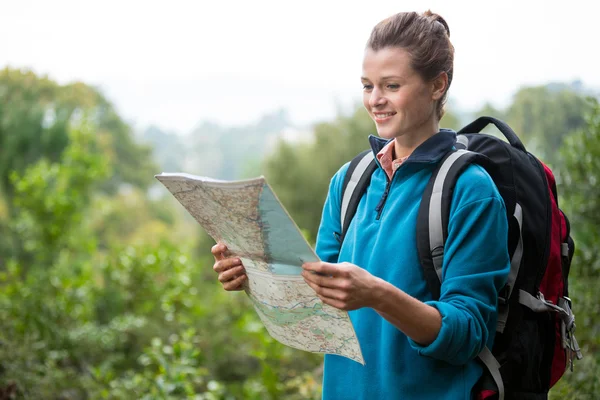 Kvinnliga vandrare titta på karta — Stockfoto