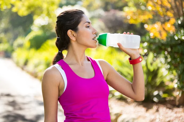 Stanco jogger acqua potabile durante la pausa — Foto Stock