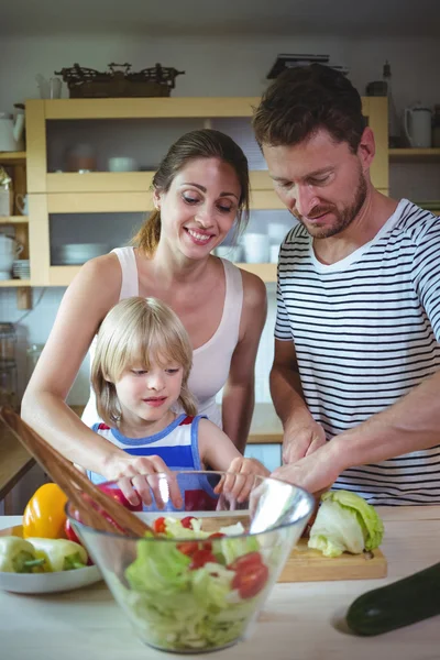 Familie voorbereiding salade in de keuken — Stockfoto