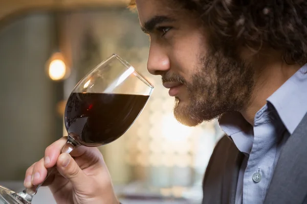 Бизнесмен пьет красное вино — стоковое фото