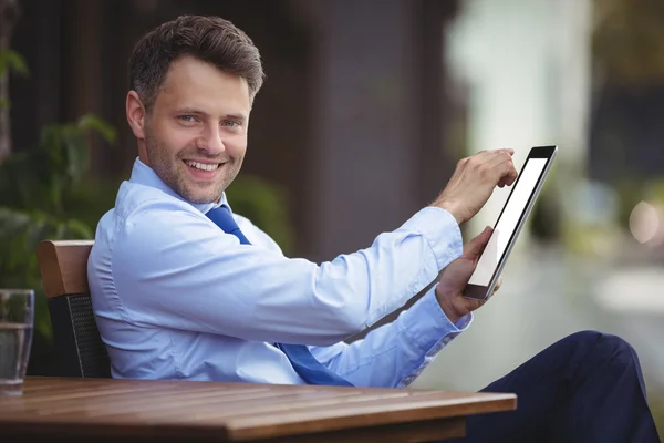 Biznesmen korzystający z tabletu cyfrowego — Zdjęcie stockowe