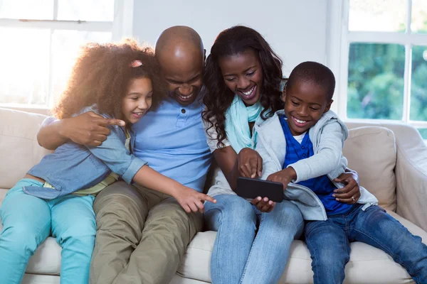 Família usando telefone celular — Fotografia de Stock