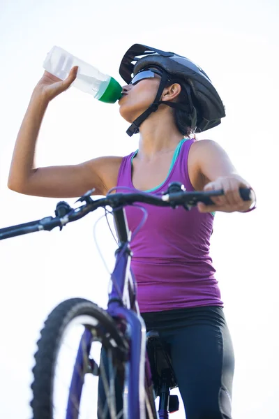 Female cyclist drinking water — Stock Photo, Image