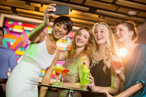 Grupo de amigos tomando selfie — Fotografia de Stock