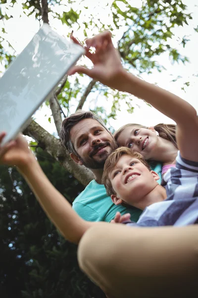 Pai e filhos tomando uma selfie com tablet — Fotografia de Stock