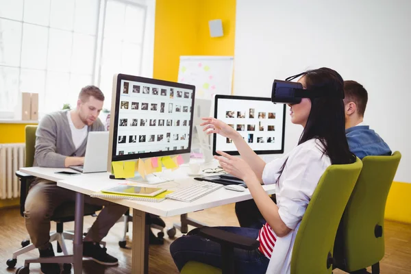 Uitvoerend genieten van augmented reality headset — Stockfoto