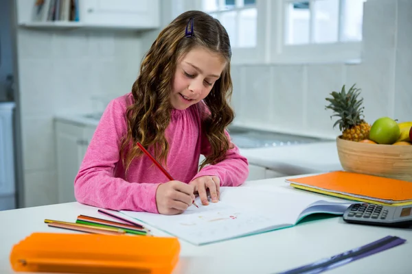 Girl doing her homework — Stock Photo, Image