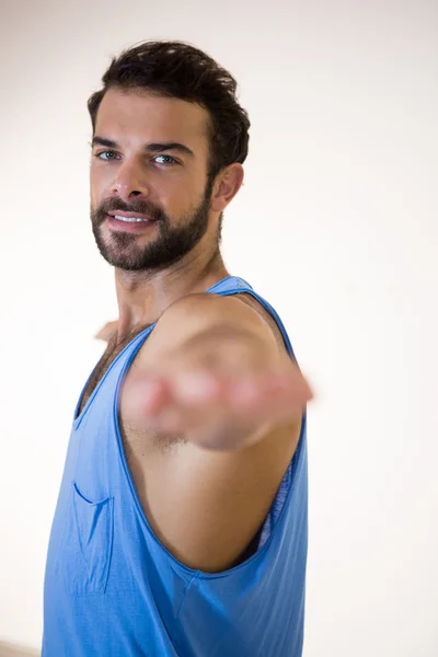 Man stretching oefening uitvoeren — Stockfoto