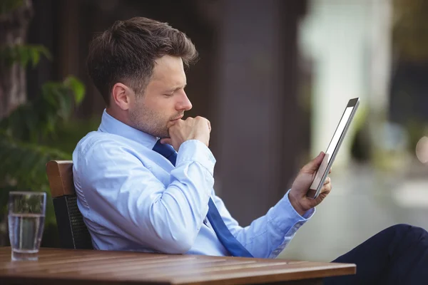 Zakenman die digitale tablet gebruikt — Stockfoto