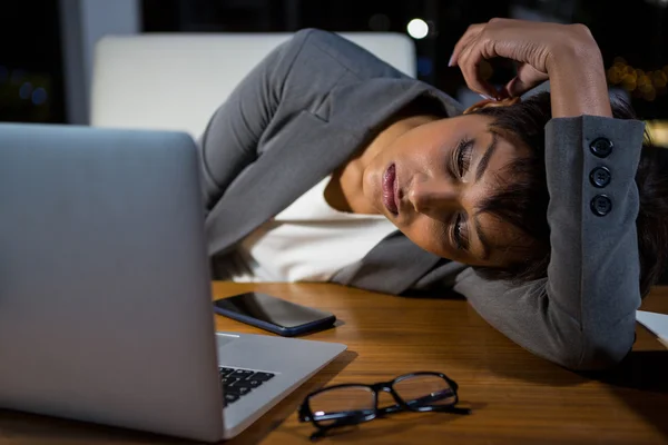 Müde Geschäftsfrau schläft auf dem Schreibtisch — Stockfoto