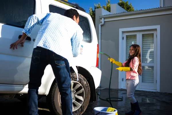 Father and daughter washing car together — Stock Photo, Image