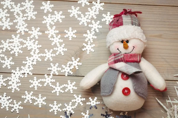 Boneco de neve e decoração de Natal na mesa de madeira — Fotografia de Stock