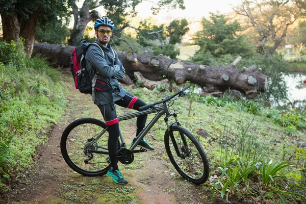 Motociclista de montanha masculino com bicicleta — Fotografia de Stock