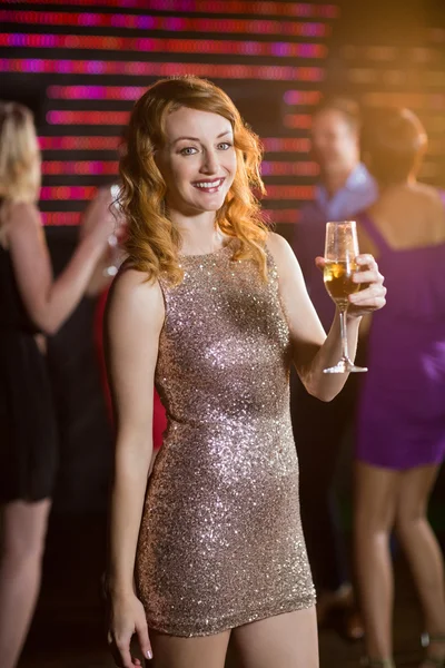 Donna che tiene un bicchiere di champagne — Foto Stock