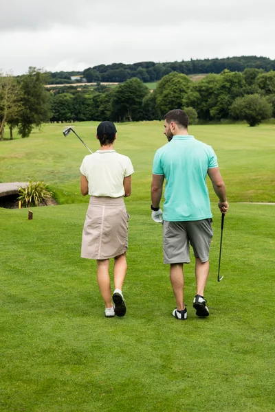 Par går på en golfbana — Stockfoto