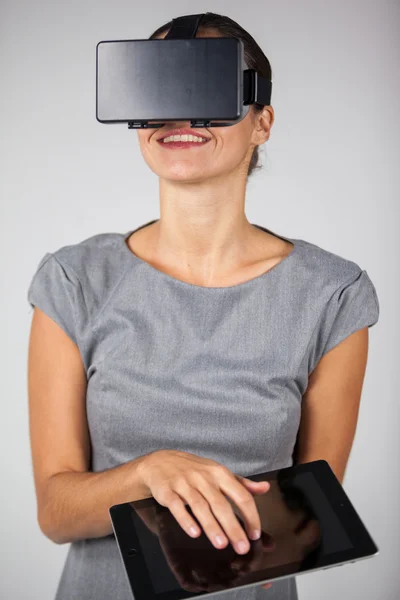 Frau mit Virtual-Reality-Headset — Stockfoto