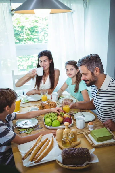 Lycklig familj som äter frukost tillsammans — Stockfoto