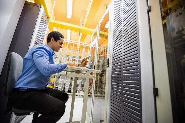 Technician working on laptop — Stock Photo, Image