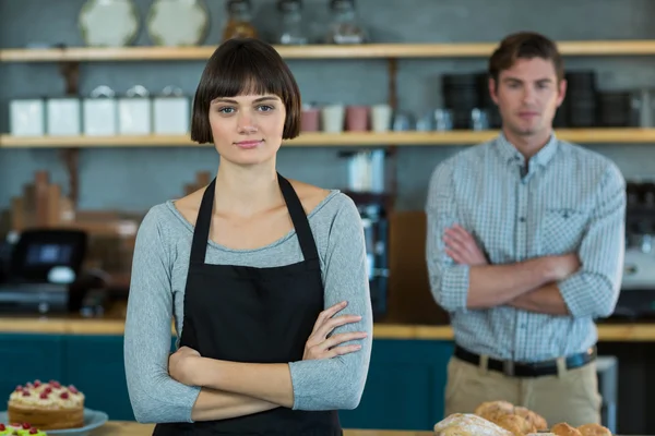 Serveuse debout avec les bras croisés — Photo