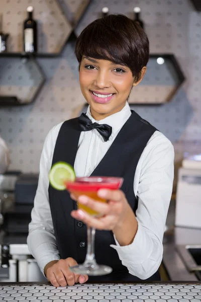 Barista che tiene il bicchiere di cocktail — Foto Stock