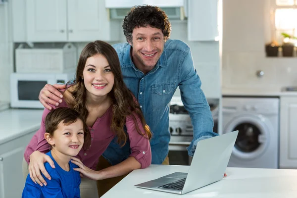 キッチンでのノート パソコンと家族 — ストック写真