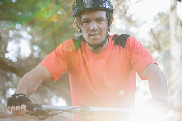 Ormanda bisiklet sürme erkek dağ bisikletçinin portresi — Stok fotoğraf