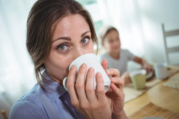 コーヒーを飲んでいる女性の笑みを浮かべてください。 — ストック写真