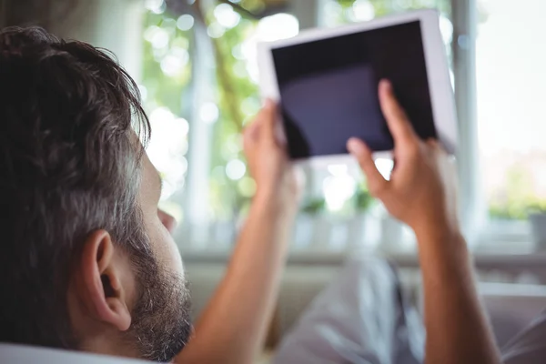 Mann nutzt digitales Tablet im Wohnzimmer — Stockfoto