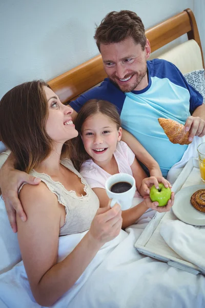 朝食を食べる娘を持つ両親 — ストック写真