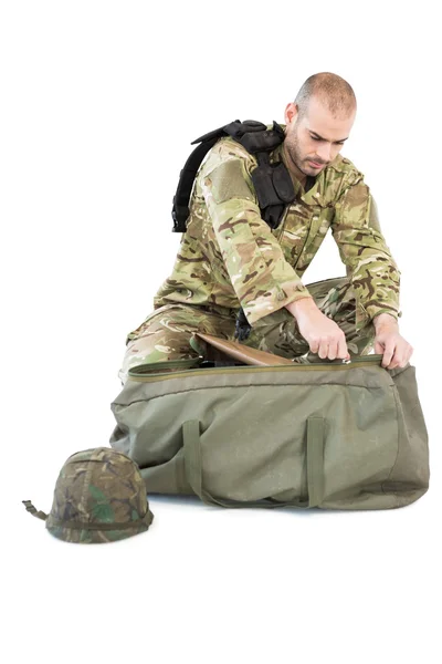 Soldat packar sin väska — Stockfoto