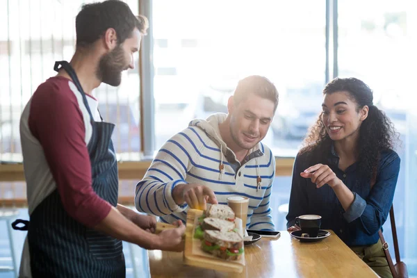 Piatto di servizio del cameriere del sandwich al cliente — Foto Stock